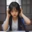 影视文化学者林晓薇头像，女性学者，短发，讲台演讲背景，专业感强